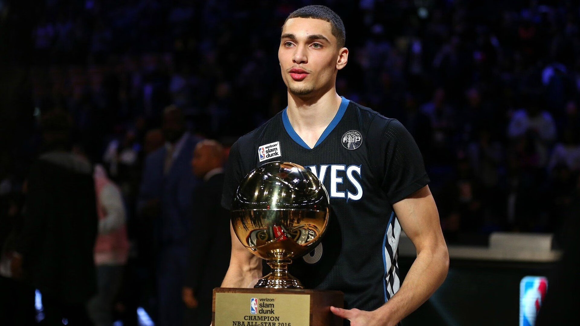 开云官网-季后赛抢七之夜，楚阿梅尼点燃赛场，一个移民后裔如何用足球重写法国叙事